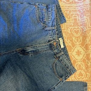 Selling this mom jean size 7.  It no longer fits me feel free to hmu ☺️